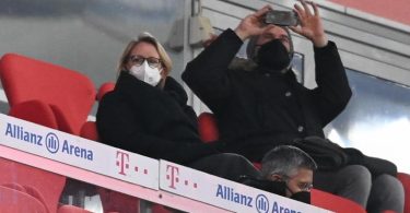 Die DFL-Geschäftsführerin und Sprecherin des DFL-Präsidiums, Donata Hopfen, sitzt während eines Bundesligaspiels auf der Ehrentribüne. Foto: Sven Hoppe/dpa