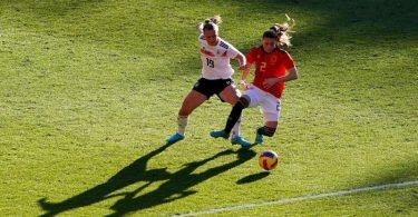 Klara Buhl (l) im Zweikampf mit der Spanierin Ona Batlle. Foto: Zac Goodwin/PA Wire/dpa