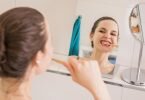 Ordentlich Putzen lautet die Devise: Durch regelmäßige Mundhygiene beugt man übelriechenden Atem vor. Foto: Christin Klose/dpa-tmn/Illustration