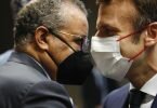 Der französische Präsident Emmanuel Macron (r) und WHO-Generaldirektor Tedros Adhanom Ghebreyesus vor der Pressekonferenz zum EU-Afrika-Gipfel. Foto: Johanna Geron/Pool Reuters/AP/dpa