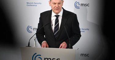 Bundeskanzler Olaf Scholz spricht auf der Münchner Sicherheitskonferenz. Foto: Tobias Hase/dpa