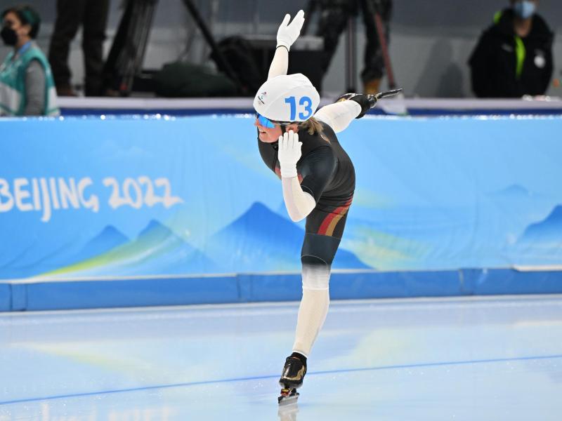 Claudia Pechstein verabschiedete sich von ihren achten Olympischen Spielen. Foto: Peter Kneffel/dpa