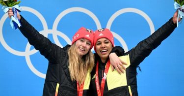 Laura Nolte (l) und Deborah Levi freuen sich bei der Siegerehrung über olympisches Gold. Foto: Robert Michael/dpa-Zentralbild/dpa