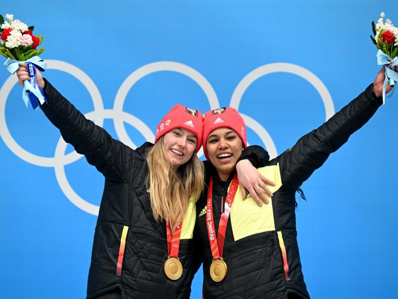 Laura Nolte (l) und Deborah Levi freuen sich bei der Siegerehrung über olympisches Gold. Foto: Robert Michael/dpa-Zentralbild/dpa