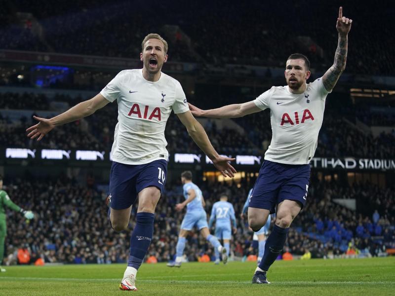 Harry Kane (l) und Pierre-Emile Hojbjerg von Tottenham Hotspur feiern das Tor zum 2:1 gegen Manchester City. Foto: Jon Super/AP/dpa