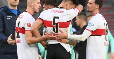 Nach der Niederlage gegen den VfL Bochum brauchten die Stuttgarter Spieler Zuspruch. Foto: Marijan Murat/dpa