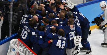 Die Finnen jubeln über Olympia-Gold. Foto: Peter Kneffel/dpa