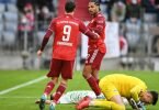 Die Bayern um Robert Lewandowski (l) und Serge Gnabry taten sich erst schwer, aber gewannen am Ende souverän. Foto: Tobias Hase/dpa
