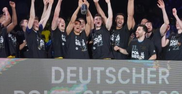 Alba Berlin sichert sich zum elften Mal den Pokalsieg - ein ungeschlagener Rekord. Foto: Jörg Carstensen/dpa