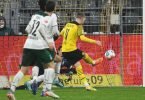 BVB-Kapitän Marco Reus (r) traf zum 1:0. Foto: Bernd Thissen/dpa