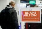 Ein Schild weist im Eingangsbereich des Hamburger Miniatur Wunderlands auf die Corona-Regeln hin. Foto: Markus Scholz/dpa