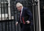 Boris Johnson verlässt die 10 Downing Street, um die Abgeordneten im Unterhaus über den Plan für ein Leben mit dem Coronavirus zu informieren. Foto: Yui Mok/PA Wire/dpa