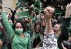 Frauenrechtlerinnen in Bogota feiern die Entkriminalisierung von Abtreibungen durch das kolumbianische Verfassungsgericht. Damit sind alle Beschränkungen für den Eingriff bis zur 24. Schwangerschaftswoche aufgehoben. Foto: Fernando Vergara/AP/dpa