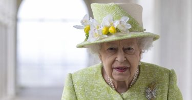 Queen Elizabeth verspürt weiterhin leichte erkältungsähnliche Symptome. Foto: Steve Reigate/Daily Express/PA Wire/dpa
