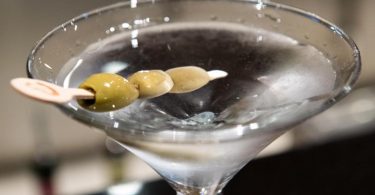 Ein Wodka Martini ohne einen Tropfen Alkohol? Das geht - inklusive James Bond-Gefühl. Denn mittlerweile gibt es immer mehr alkoholfreie Spirituosen. Foto: Andrea Warnecke/dpa-tmn