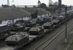 Russische Panzer werden auf einem Bahnhof in der Region Rostow am Don unweit der russisch-ukrainischen Grenze verladen. Foto: Uncredited/AP/dpa