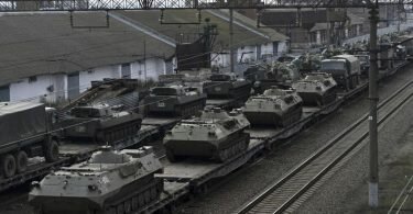 Russische Panzer werden auf einem Bahnhof in der Region Rostow am Don unweit der russisch-ukrainischen Grenze verladen. Foto: Uncredited/AP/dpa
