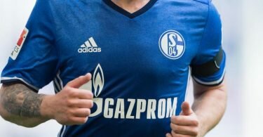Der FC Schalke 04 wird nicht mehr mit dem Schriftzug des Hauptsponsors Gazprom auflaufen. Foto: picture alliance / dpa