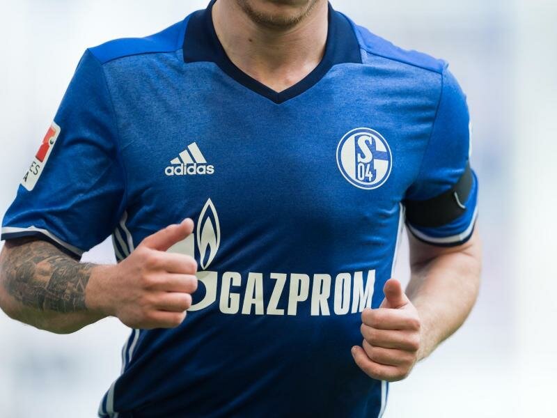 Der FC Schalke 04 wird nicht mehr mit dem Schriftzug des Hauptsponsors Gazprom auflaufen. Foto: picture alliance / dpa