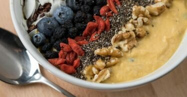 Ob selbstgemixt oder mit Pulver angerührt: Smoothie Bowls werden oft mit Obst und Nüssen dekoriert. Foto: Christin Klose/dpa-tmn