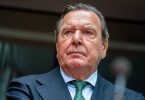 Ex-Bundeskanzler Gerhard Schröder fordert ein Ende des Krieges in der Ukraine. Foto: Kay Nietfeld/dpa