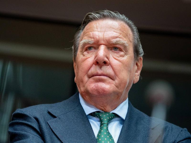 Ex-Bundeskanzler Gerhard Schröder fordert ein Ende des Krieges in der Ukraine. Foto: Kay Nietfeld/dpa