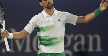 Nicht mehr Erster der Weltrangliste: Novak Djokovic reagiert nach einem verlorenen Punkt. Foto: Kamran Jebreili/AP/dpa