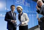 Frankreichs Präsident Emmanuel Macron, Ursula von der Leyen und Charles Michel sprechen vor dem außerordentlichen EU-Gipfel zur Ukraine in Brüssel. Foto: Olivier Hoslet/Pool EPA via AP/dpa