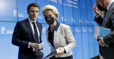 Frankreichs Präsident Emmanuel Macron, Ursula von der Leyen und Charles Michel sprechen vor dem außerordentlichen EU-Gipfel zur Ukraine in Brüssel. Foto: Olivier Hoslet/Pool EPA via AP/dpa