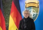 Verteidigungsministerin Christine Lambrecht (SPD) will laut einem Medienbericht der Nato weitere Unterstützung anbieten. Foto: Mindaugas Kulbis/AP/dpa