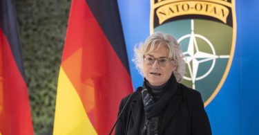 Verteidigungsministerin Christine Lambrecht (SPD) will laut einem Medienbericht der Nato weitere Unterstützung anbieten. Foto: Mindaugas Kulbis/AP/dpa