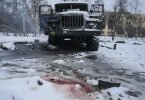 Blut ist im Schnee neben einem zerstörten russischen Militärfahrzeug am Stadtrand von Charkiw zu sehen. Foto: Vadim Ghirda/AP/dpa