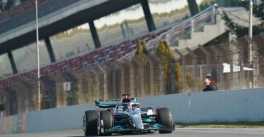 Hat zum Abschluss des ersten dreitägigen Testfahrten-Blocks die schnellste Runde gedreht: Lewis Hamilton. Foto: Hasan Bratic/dpa
