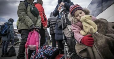Die Geflüchtete Halina Drohantschuk mit ihren Kindern Sofia (r), Viktor (11, l) und Bogdan (12) aus der Ukraine. Foto: Michael Kappeler/dpa