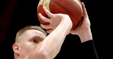 Die deutschen Basketball-Nationalspieler weilen für zwei Spiele der WM-Qualifikation in Israel: Robin Benzing holt aus zum Wurf. Foto: Daniel Karmann/dpa