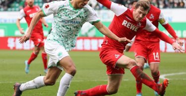 Der Fürther Jamie Leweling (l) versucht mit dem Ball am Kölner Luca Kilian vorbei zu kommen. Foto: Daniel Karmann/dpa