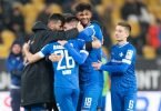 Die Spieler von Darmstadt jubeln nach dem Spiel über den Last-Minute-Sieg. Foto: Sebastian Kahnert/dpa-Zentralbild/dpa