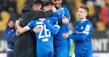 Die Spieler von Darmstadt jubeln nach dem Spiel über den Last-Minute-Sieg. Foto: Sebastian Kahnert/dpa-Zentralbild/dpa