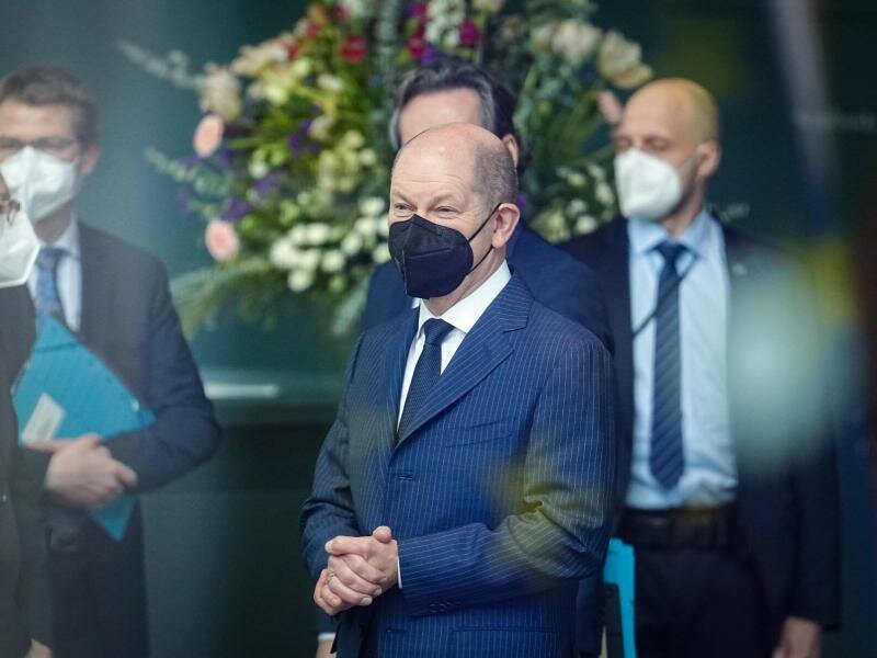 Bundeskanzler Olaf Scholz erklärt sich, nachdem nun doch Waffen aus Bundeswehr-Beständen in die Ukraine geschickt werden sollen. Foto: Kay Nietfeld/dpa