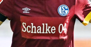 Schalke lief beim KSC ohne dem Gazprom-Schriftzug auf den Trikots auf. Foto: Uli Deck/dpa