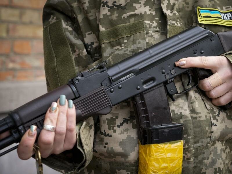 Eine bewaffnete Zivilschützerin mit einem Kalaschnikow-Sturmgewehr in Charkiw. Foto: Efrem Lukatsky/AP/dpa