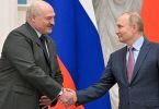 Präsident Alexander Lukaschenko (linsk) will per Verfassungsänderung eine Statonierung auch von russischen&nbsp;Atomwaffen in&nbsp;Belarus ermöglichen. (Im Bild mit Russlands Präsident Wladimir Putin). Foto: Sergei Guneyev/Pool Sputnik Kremlin/AP/dpa
