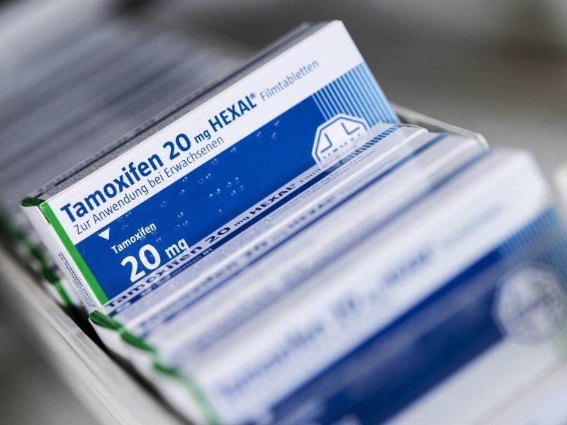 Bei dem Medikament Tamoxifen, das zehntausende Frauen nach einer Brustkrebsbehandlung jahrelang nehmen müssen, gibt es massive Lieferengpässe. Foto: Hannibal Hanschke/dpa