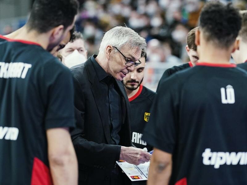 Bundestrainer Gordon Herbert gibt während einer Auszeit taktische Anweisungen. Foto: Uwe Anspach/dpa