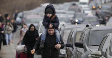 Aus der Ukraine geflüchtete Menschen am Grenzübergang Mayaky-Udobne. Wegen des russischen Angriffs auf ihre Heimat sind Hunderttausende auf der Flucht. Foto: Sergei Grits/AP/dpa