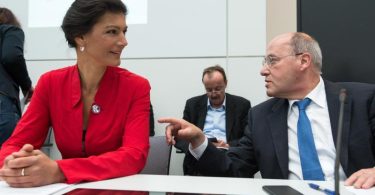 Gregor Gysi und Sahra Wagenknecht unterhalten sich bei einer Fraktionssitzung im Oktober 2015. Foto: picture alliance / dpa