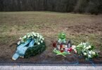 Gedenken am Tatort an der Kreisstraße 22 bei Ulmet (Rheinland-Pfalz). Mittlerweile geht die Polizei von einem Täter aus. Foto: Harald Tittel/dpa
