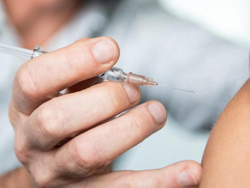 Für den bestmöglichen Schutz vor Humanen Papillomviren (HPV) braucht es zwei bis drei Impfungen. Foto: Zacharie Scheurer/dpa-tmn
