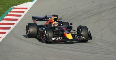 Der niederländische Rennfahrer Max Verstappen steuert den Red-Bull-Boliden über die Strecke. Foto: Hasan Bratic/dpa