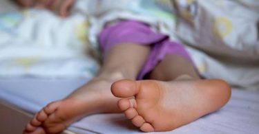 Unruhige Beine, unruhige Nächte: Das Restless-Legs-Syndrom betrifft auch Kinder und Jugendliche. Foto: Silvia Marks/dpa-tmn